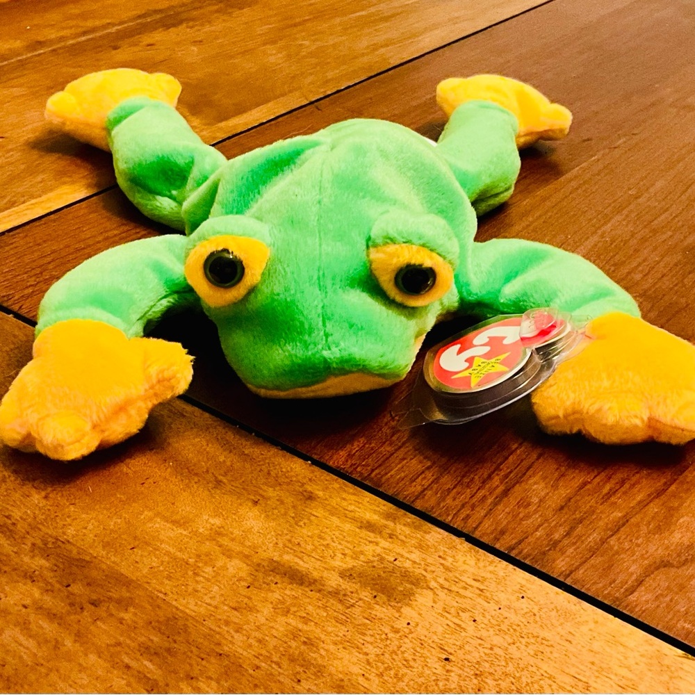 Retired TY Beanie Baby “Smoochy’ The Frog 1999 MWMT